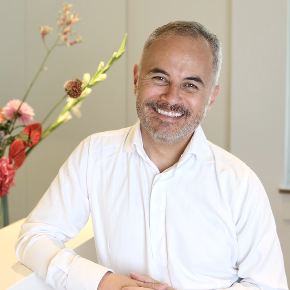 José Francisco Suárez Sánchez (M.D.) - Facharzt für Plastische und Ästhetische Chirurgie Central Aesthetics by Dr. Deb