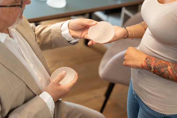 Brustimplantatwechsel, Dr. Deb, Central Aesthetics, Plastische Chirurgie & Schönheitschirurgie in Frankfurt